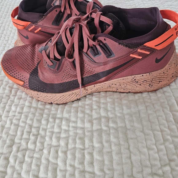 Nike Men's Pegasus Trail Running Shoes in Burgundy and Orange Size 9.5 - Picture 3 of 4